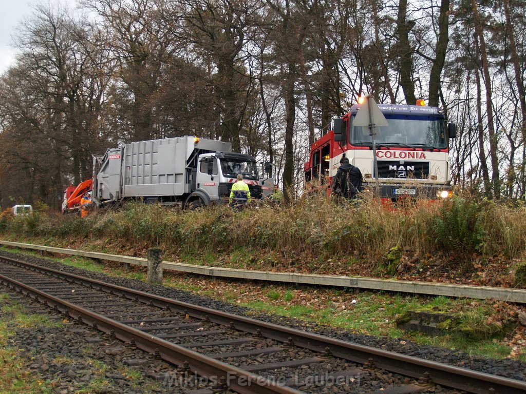 Muellwagen droht zu kippen Koeln Koenigsforst Baumschulweg  P36.JPG